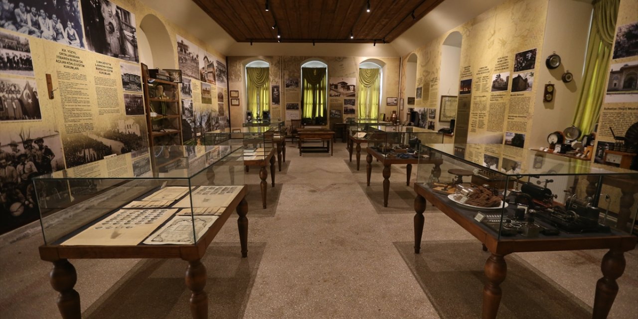 Osmanlı mirası 141 yıllık Bursa Erkek Lisesinin müzesi eğitim tarihine ışık tutuyor