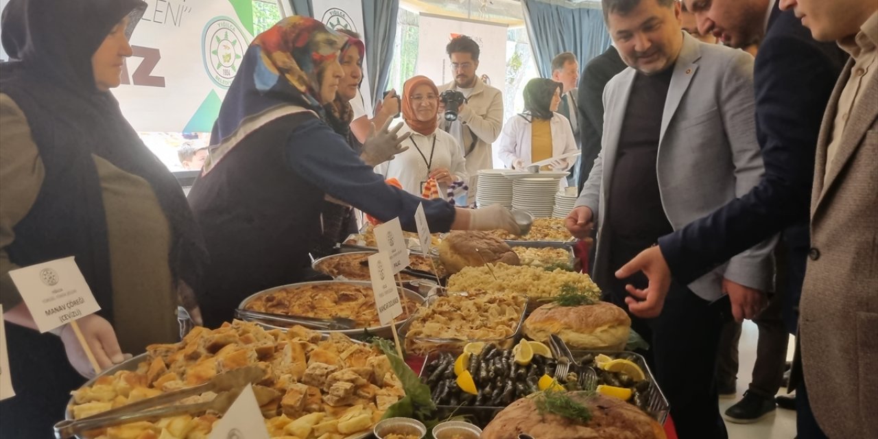 Düzce'de kadınların hazırladığı yöresel yemekler "lezzet şöleni"nde damakları tatlandırdı