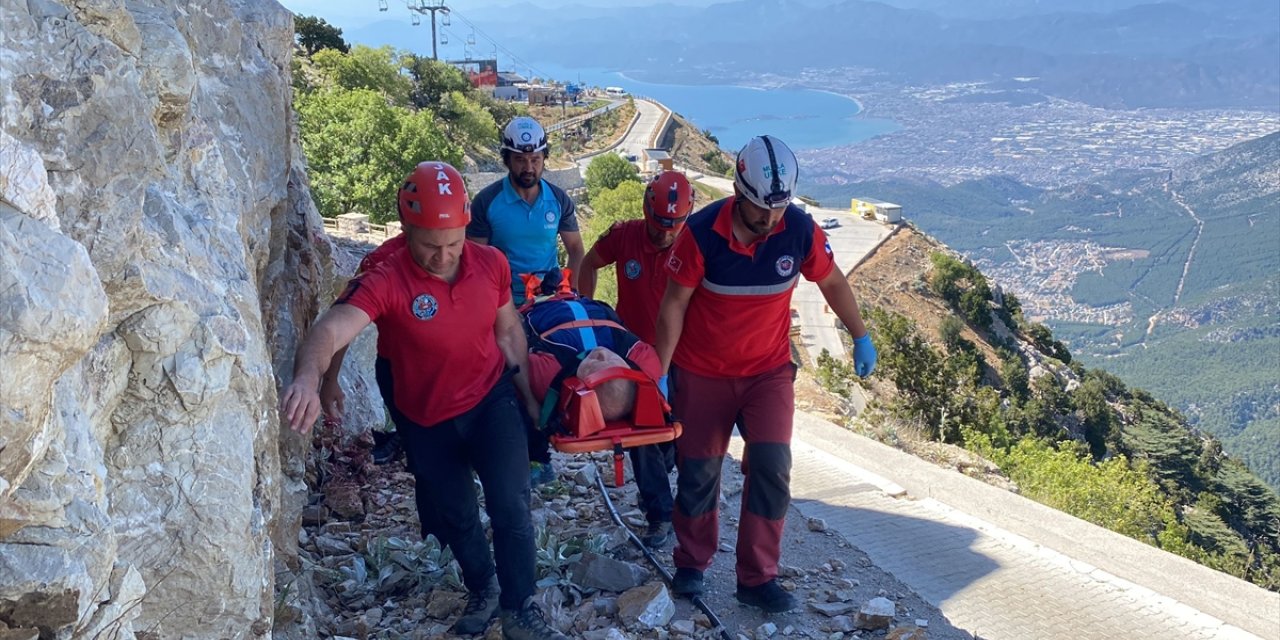 Fethiye'de kayalıklara düşen İngiliz yamaç paraşütü pilotu yaralandı