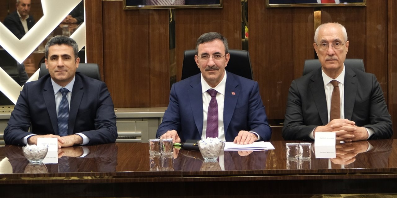 Cumhurbaşkanı Yardımcısı Cevdet Yılmaz, Bingöl Belediyesini ziyaret etti