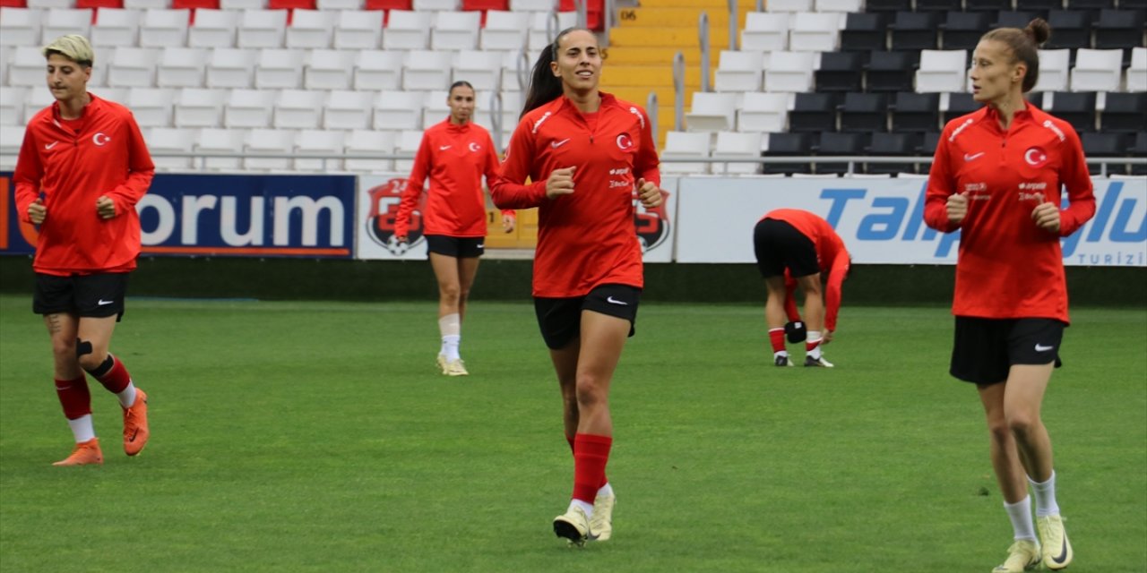 A Milli Kadın Futbol Takımı, Azerbaycan maçı hazırlıklarını sürdürüyor