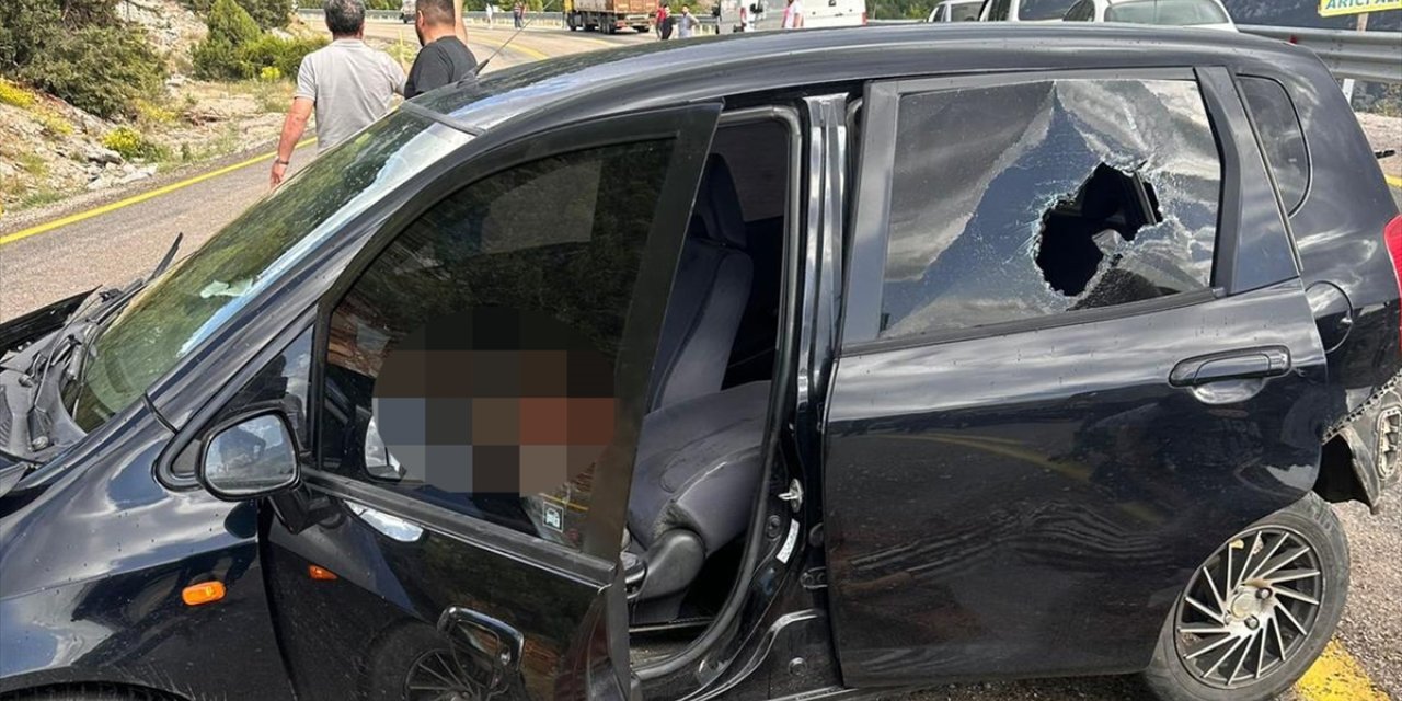 Antalya'da trafik kazasında 1 kişi öldü, biri bebek 2 kişi yaralandı