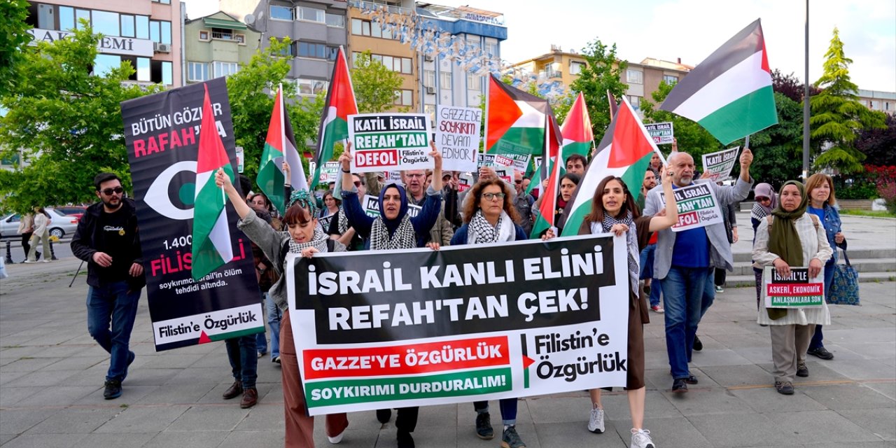 Kadıköy Belediyesi önünde "İsrail ile kardeş şehir protokolü" protestosu