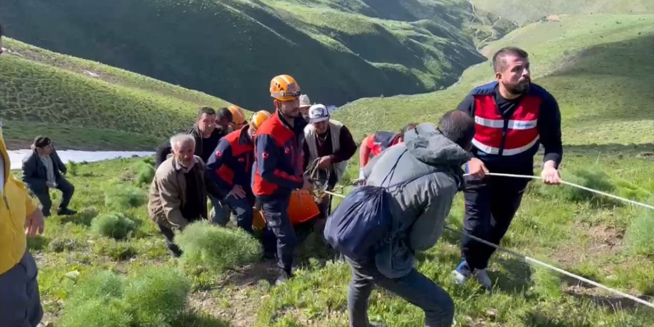 Van'da ekipler, ot toplarken kayalıktan düşerek yaralanan kişi için seferber oldu