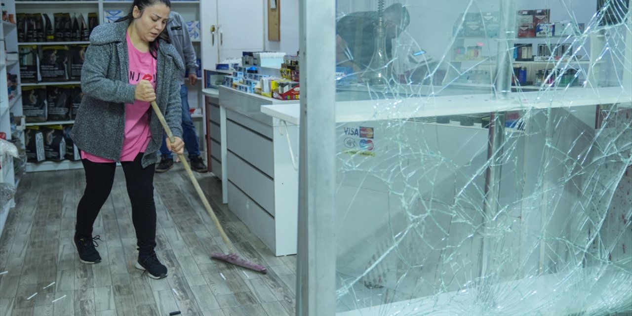 GÜNCELLEME - Küçükçekmece'de ses bombası atılan iş yerindeki 2 kişi yaralandı