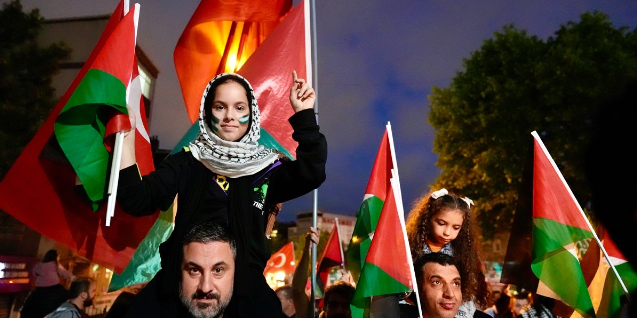 İstanbul'da İHH'den Filistin'e destek için meşaleli yürüyüş