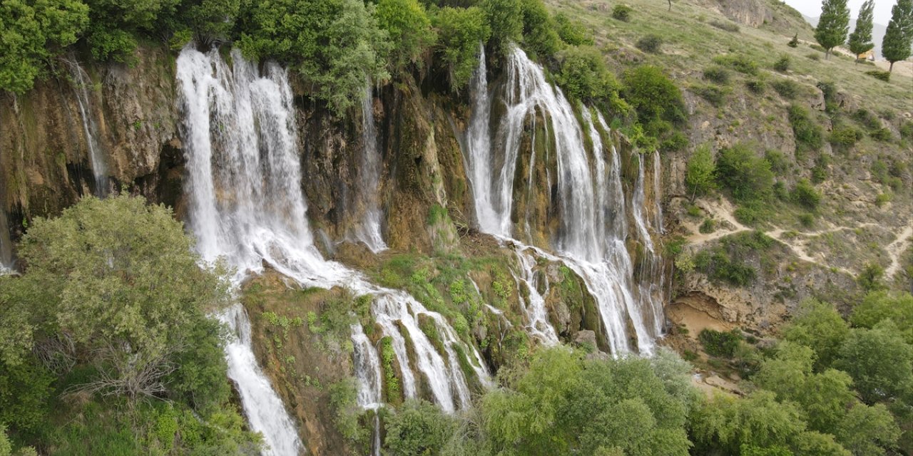 Erzincan'da baharda debisi artan Girlevik Şelalesi ziyaretçilerini ağırlıyor