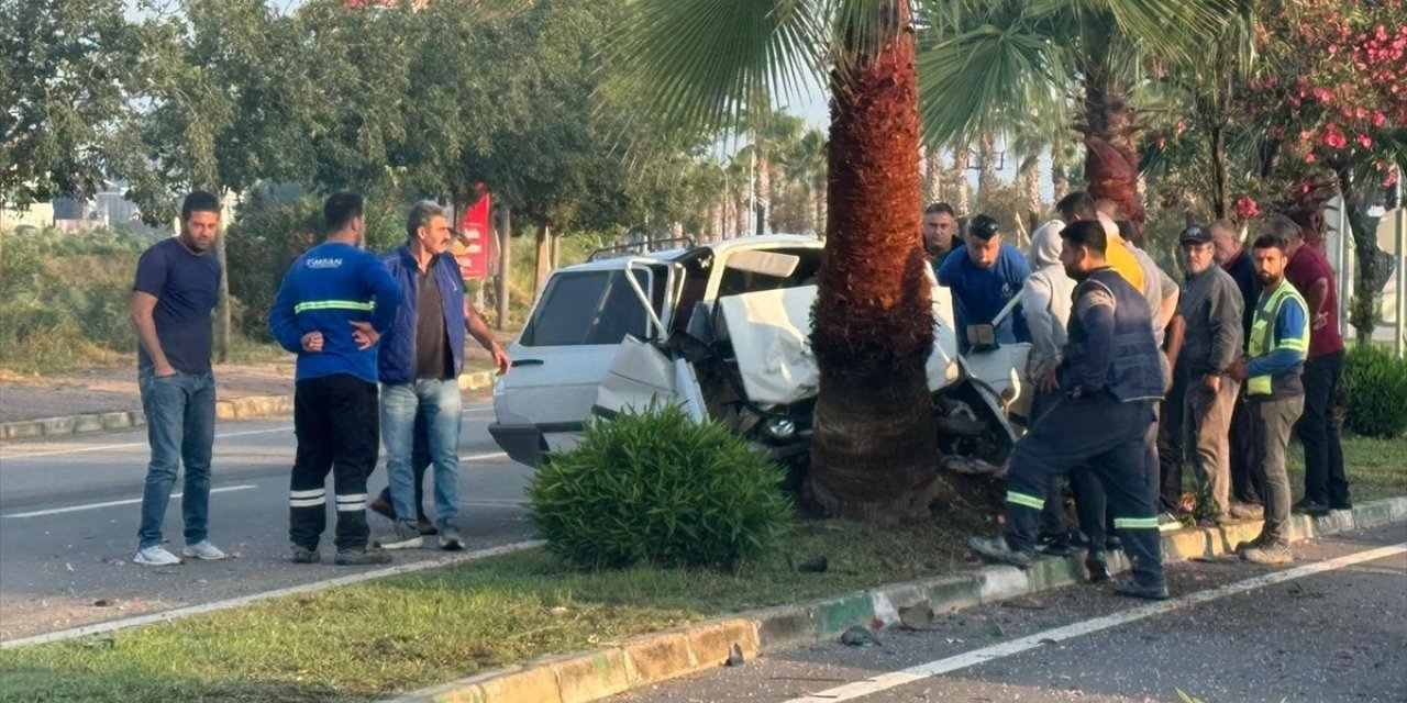 Adana'da ağaca çarpan otomobilin sürücüsü yaşamını yitirdi