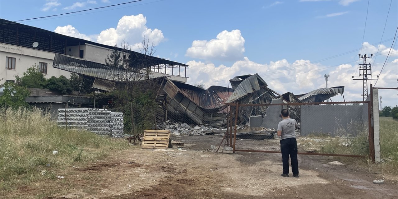 Diyarbakır'da çatısına yıldırım isabet eden depo, çıkan yangında hasar gördü