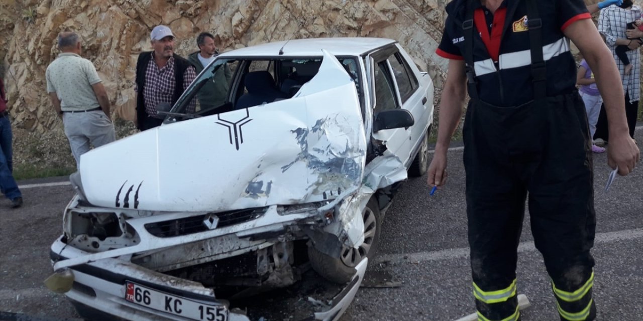 Tokat'ta çarpışan hafif ticari araç ile otomobildeki 6 kişi yaralandı