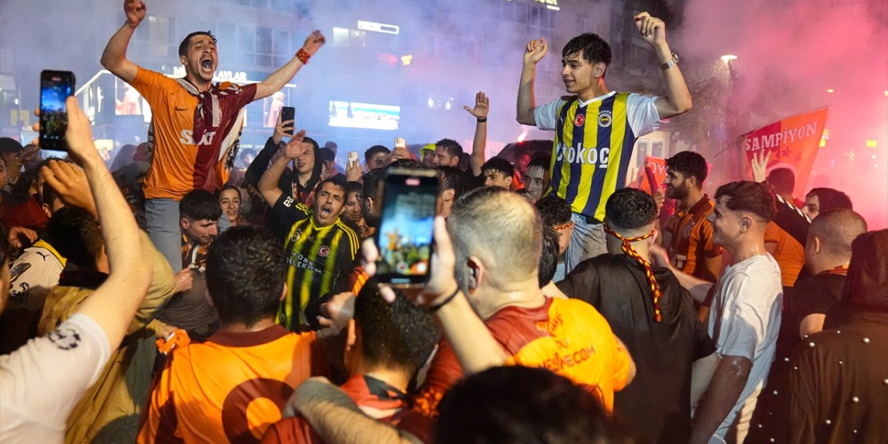 İzmir ve çevre illerde Galatasaray taraftarı şampiyonluğu kutladı