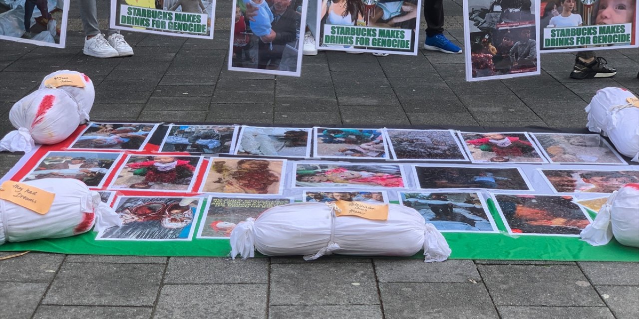 Hollanda'da bir araya gelen gruplar, Starbucks şubelerinin önünde İsrail'i protesto etti