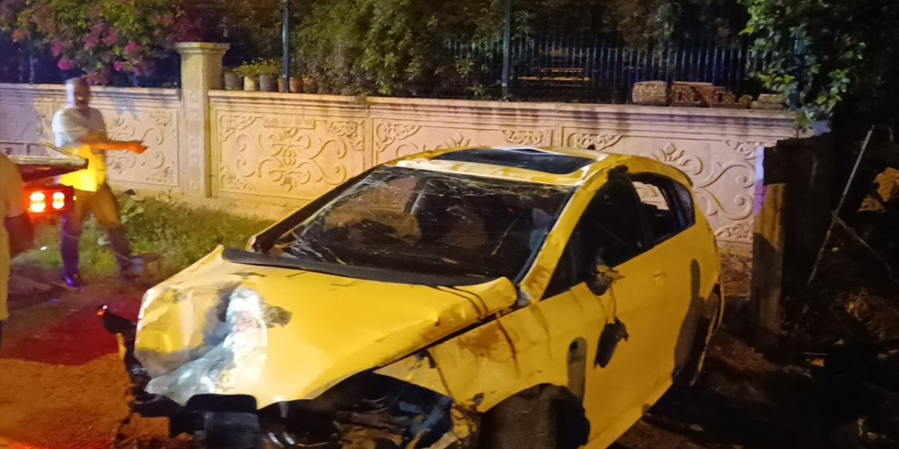 Adana'da park halindeki otomobile çarpıp devrilen araçtaki 2 kişi yaralandı
