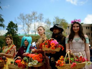 Eskişehir'de ilginç kostümlerle şenlik yürüyüşü
