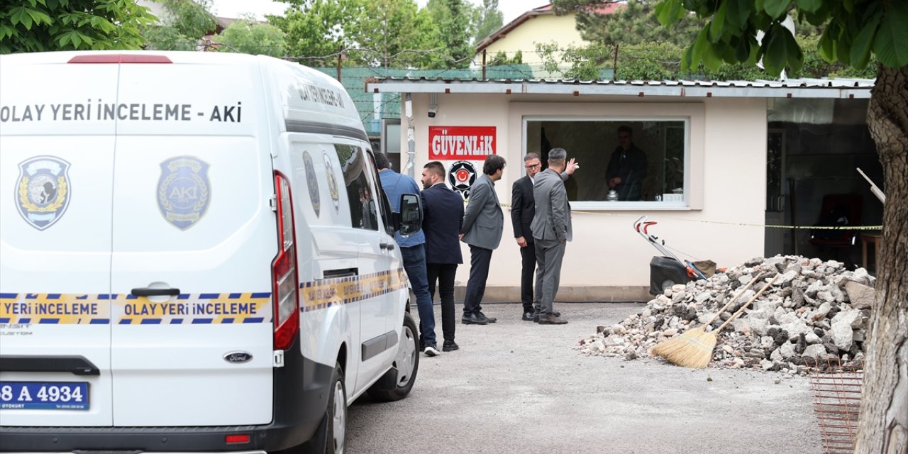 Sivas'ta güvenlik görevlisi silahını temizlerken kazara mesai arkadaşını yaraladı