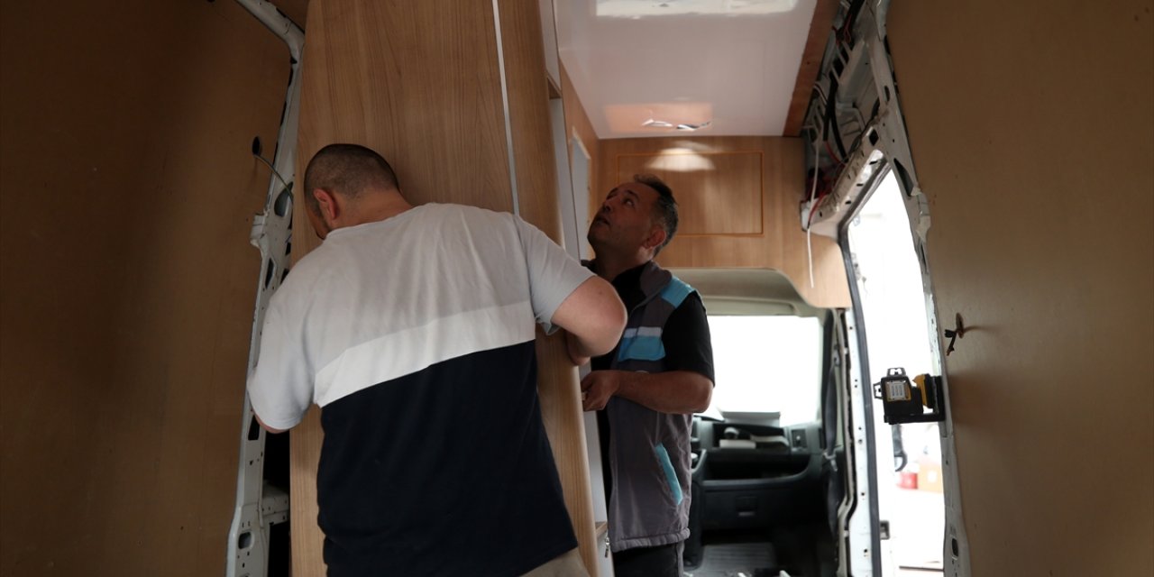 Mobilyacı Mesut usta minibüsleri karavana dönüştürüyor