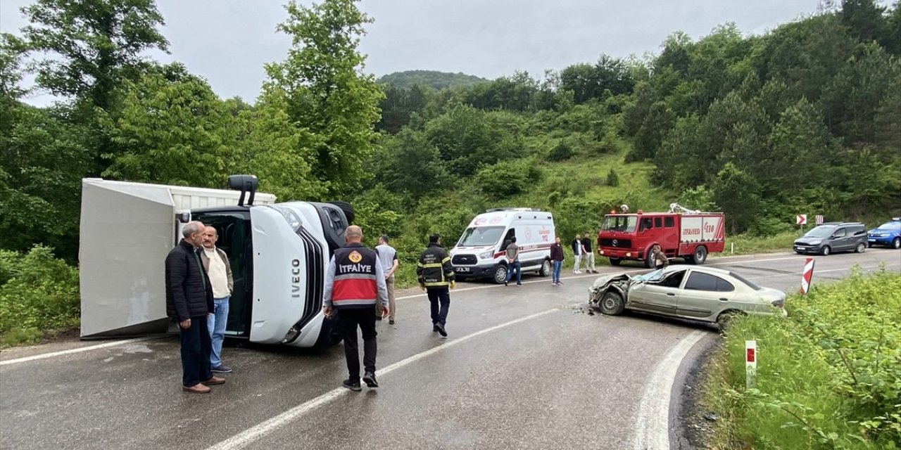 Sinop'ta kamyonetle otomobilin çarpıştığı kazada 4 kişi yaralandı