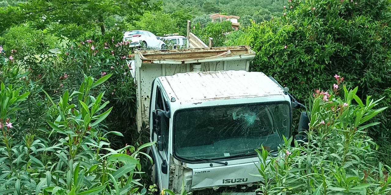Adana'da kamyonla çarpışan otomobilin sürücüsü yaralandı