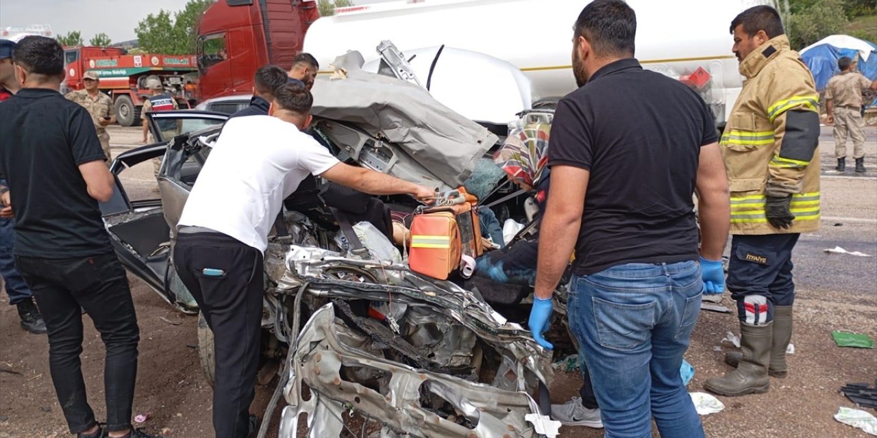 Adıyaman'da tırla çarpışan otomobildeki 2 kişi öldü, 3 kişi yaralandı