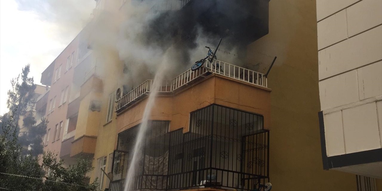 Şanlıurfa'da yangın çıkan binada mahsur kalan 8 kişi tahliye edildi