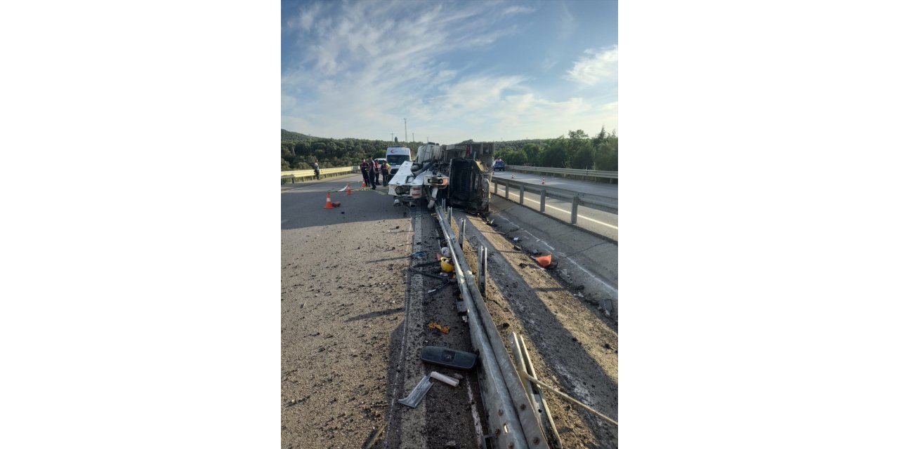 Balıkesir'de devrilen beton mikserinin sürücüsü hayatını kaybetti