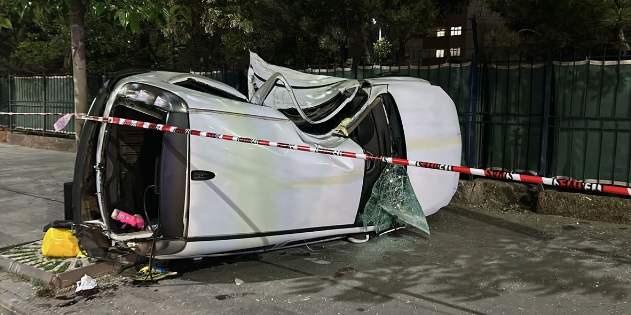 Sivas'ta devrilen otomobilin sürücüsü hayatını kaybetti