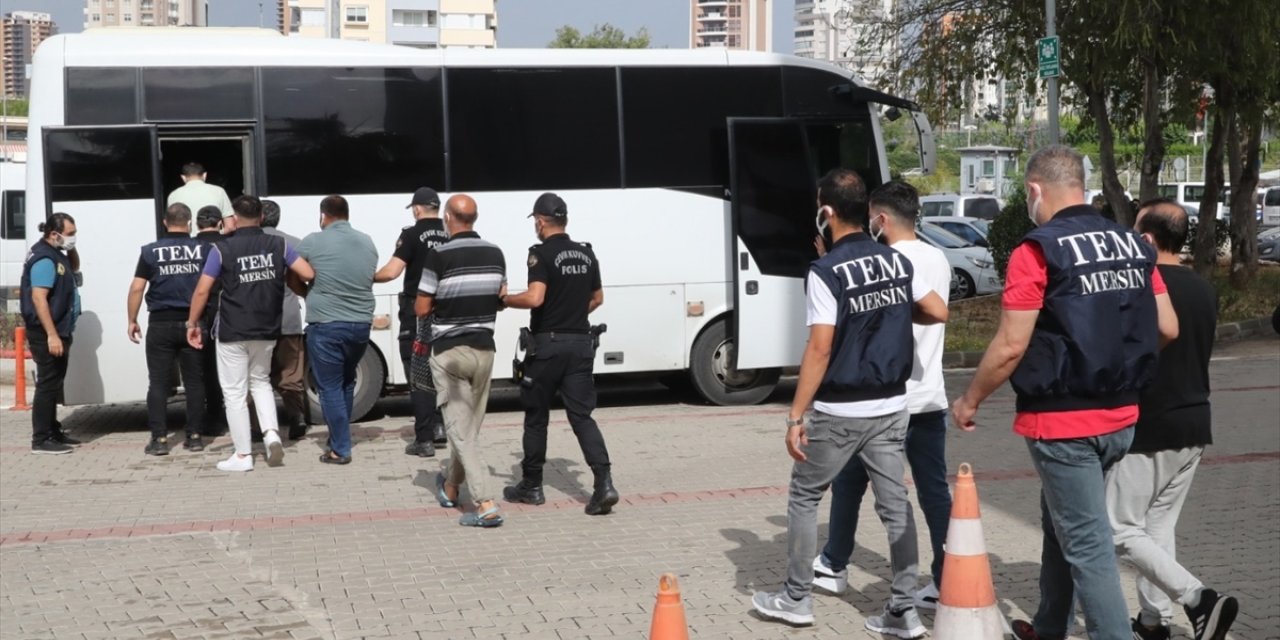 Mersin'de terör örgütü DEAŞ operasyonunda yakalanan 6 zanlı tutuklandı