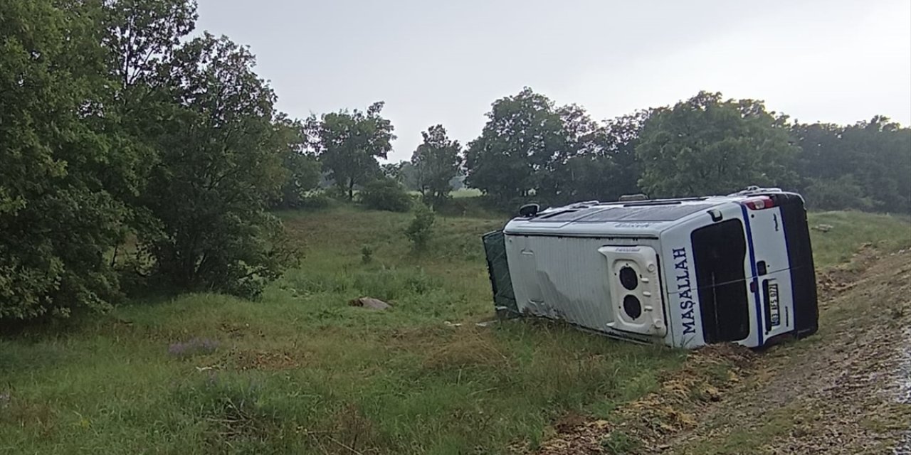 Afyonkarahisar'da işçileri taşıyan minibüsün devrilmesi sonucu 14 kişi yaralandı