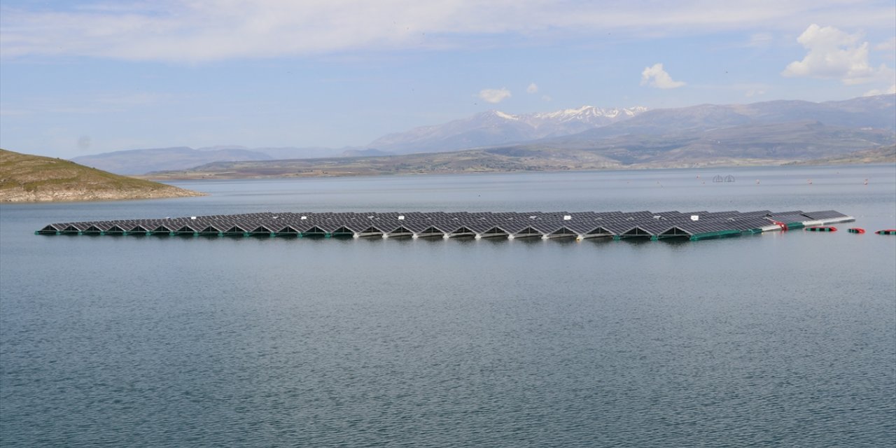 Türkiye'nin ilk yüzer güneş enerjisi santrali, elektrik üretimine haziranda başlıyor