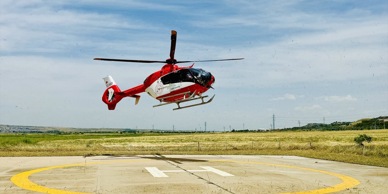 Diyarbakır'da ambulans helikopter, uyluk kemiği kırılan 90 yaşındaki kadın için havalandı