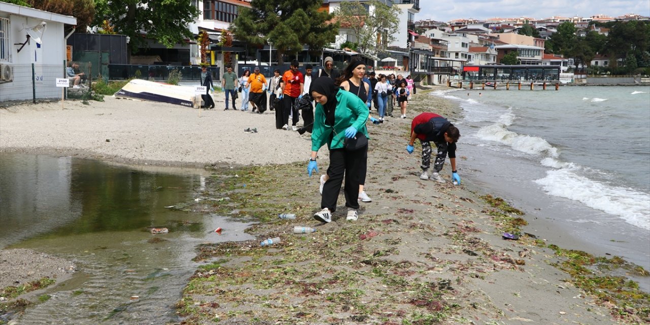 Tekirdağ'da üniversite öğrencileri farkındalık oluşturmak için plajda çöp topladı