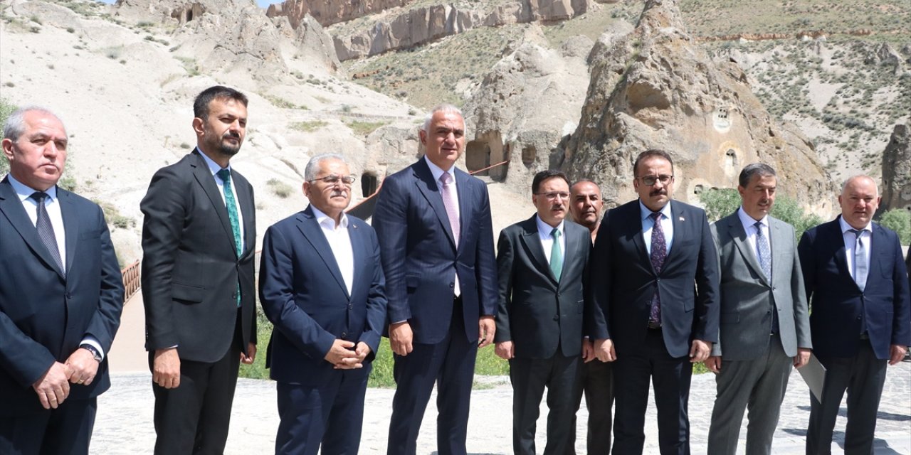 Kültür ve Turizm Bakanı Ersoy, Soğanlı Vadisi'nde ziyaretlerde bulundu