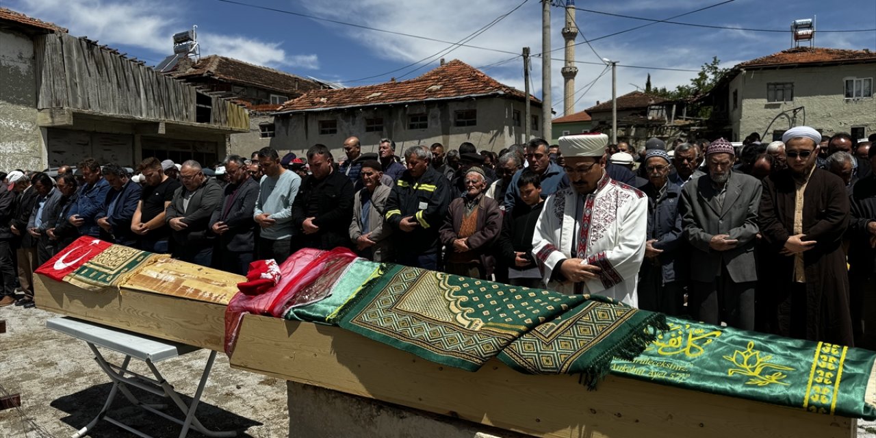 Burdur'da nişanına giderken trafik kazasında ölen genç kız ve kardeşi defnedildi