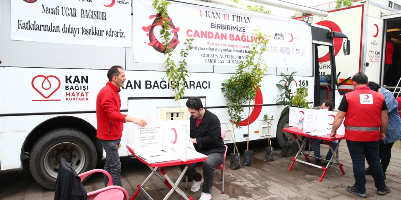 Giresun'da kan bağışçılarına meyve fidanı hediye edildi