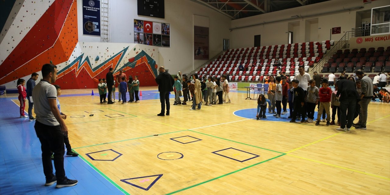 Muş ve Bitlis'te öğrenciler geleneksel oyunları oynayarak eğlendi