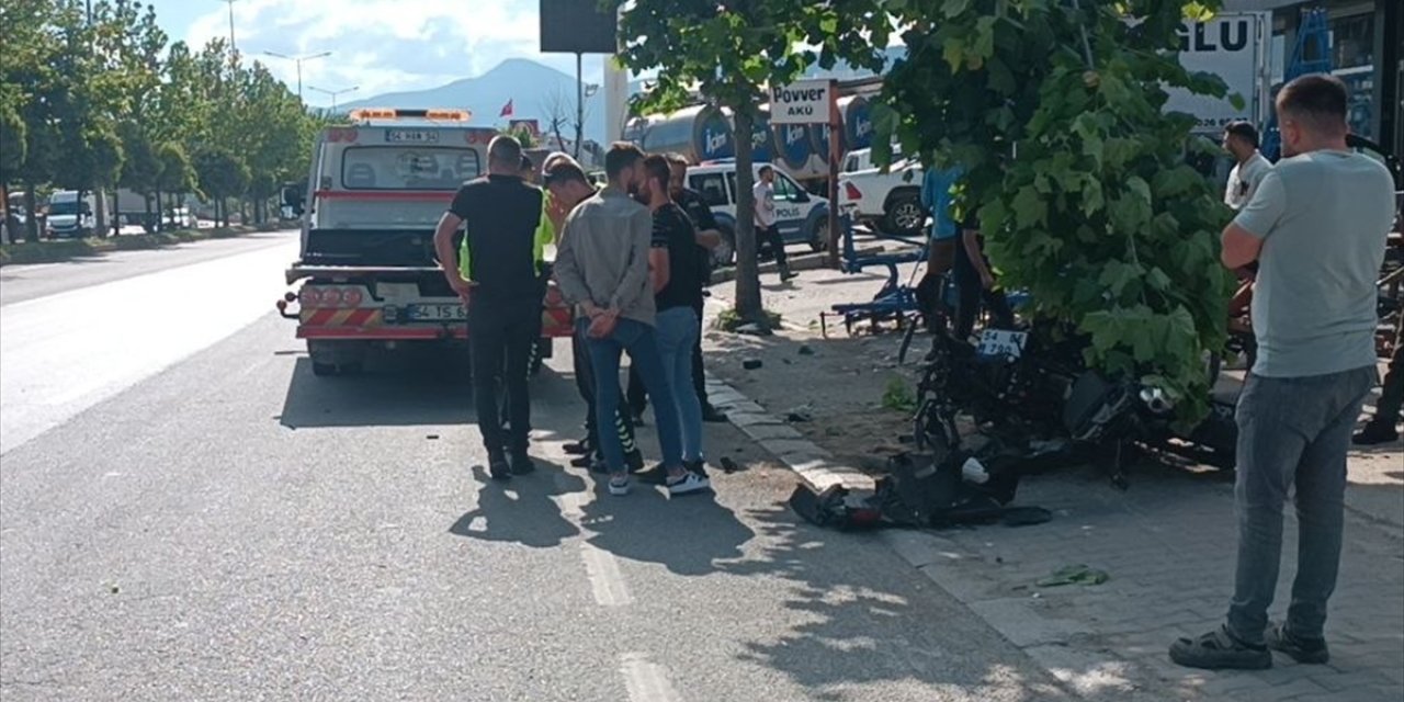 Sakarya'da ağaca çarpan motosikletin sürücüsü öldü