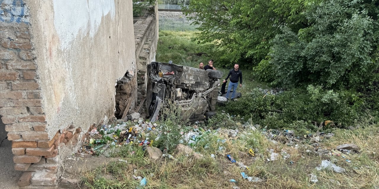 Kırıkkale'de şarampole devrilen otomobildeki 3 kişi yaralandı