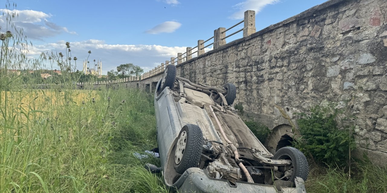 Edirne'de alkollü sürücünün kullandığı araç tarihi köprüden tarlaya düştü
