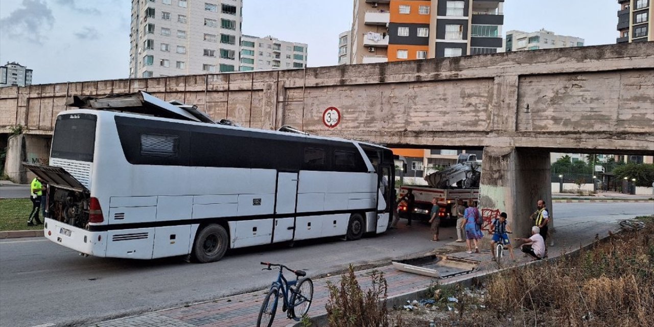 Mersin'de köprü altında sıkışan otobüs, vinç yardımıyla çıkartıldı