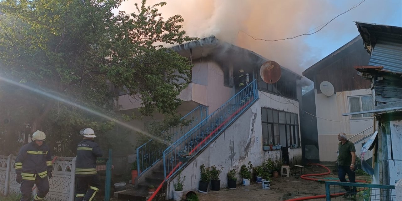 Bolu'da 2 katlı evde çıkan yangın hasara neden oldu