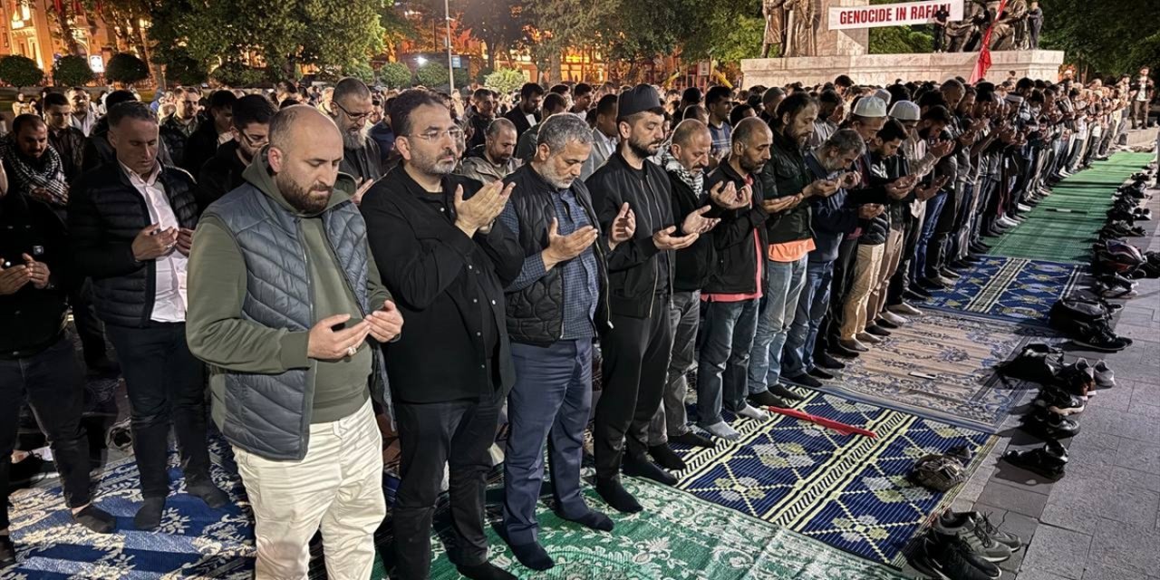 İHH Gençlik üyeleri Saraçhane Parkı’nda namaz kılıp Filistin halkı için dua etti