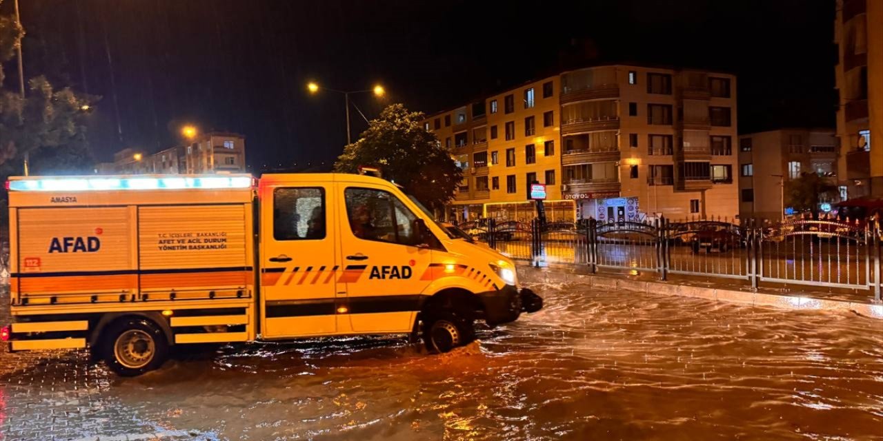 Amasya'da sağanak su baskınlarına neden oldu