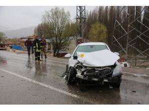 Bayburt'ta otomobil ile minibüs çarpıştı: 12 yaralı