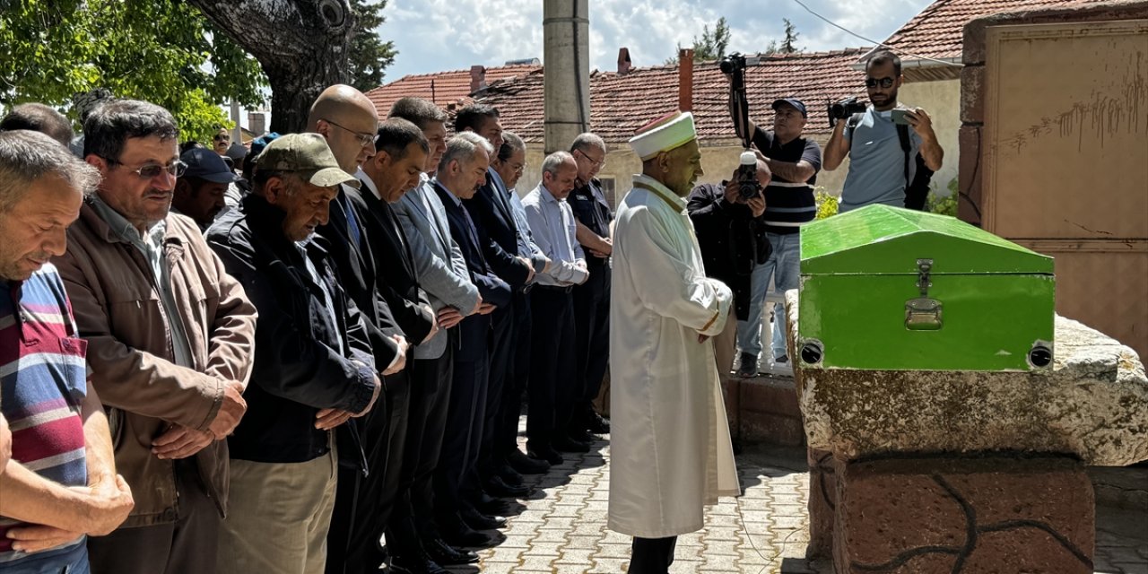 Burdur'da diyaliz tedavisi sonrası kaldırıldığı hastanede ölen hasta defnedildi