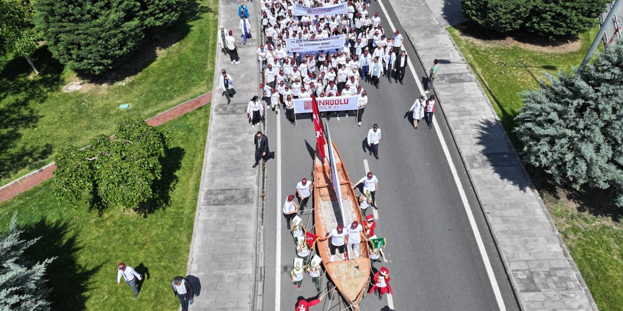 Kayseri'de öğrenciler İstanbul'un fethinin yıl dönümünde karadan temsili gemi yürüttü