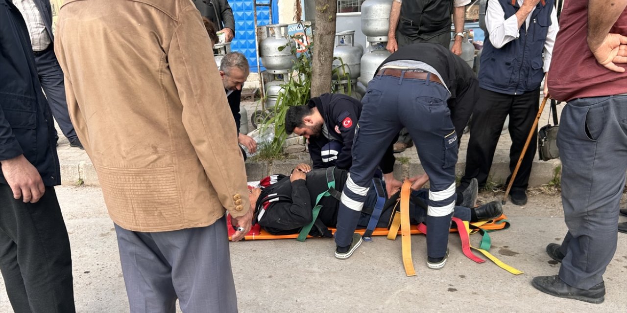 Kütahya'da park halindeyken hareket eden otomobili durdurmaya çalışan sürücü yaralandı