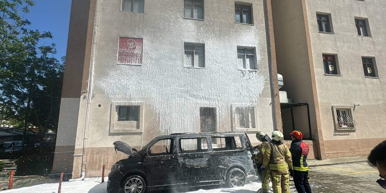 Esenyurt'ta yangın çıkan minibüs kullanılamaz hale geldi