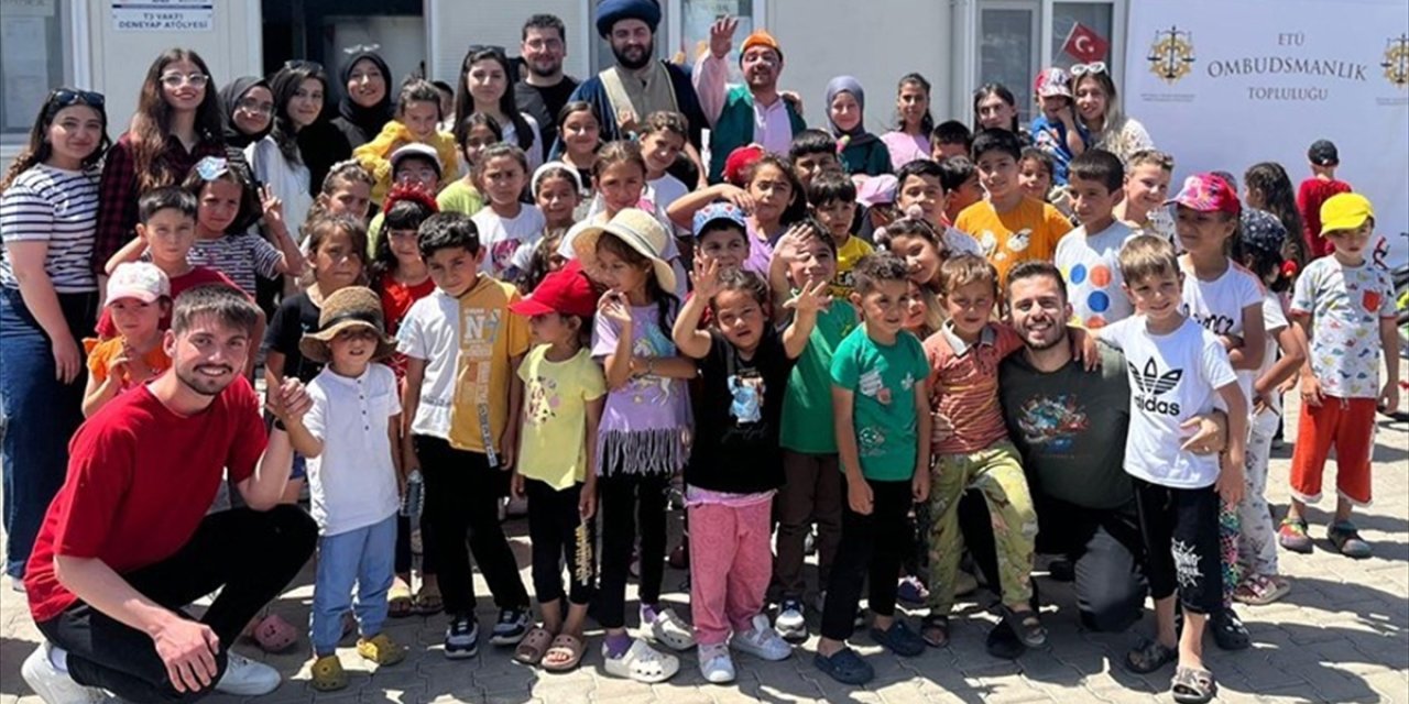 Erzurum'daki gönüllü üniversite öğrencileri depremzede çocuklara moral verdi
