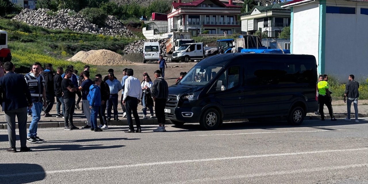 Şebinkarahisar'da minibüsün çarptığı lise öğrencisi yaralandı