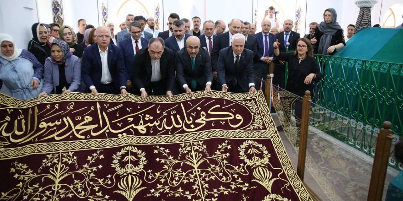 Osmanlı'nın 4. sultanı Yıldırım Bayezid'in türbesindeki örtü yenilendi